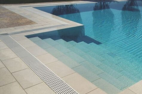 Bordo piscina con sistema di drenaggio integrato per una superficie sempre asciutta