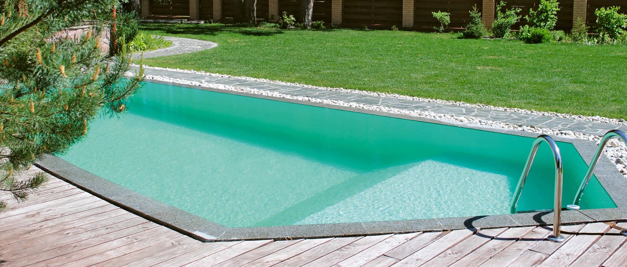 Bordo piscina gres porcellanato antiscivolo, sicurezza e design per piscine moderne